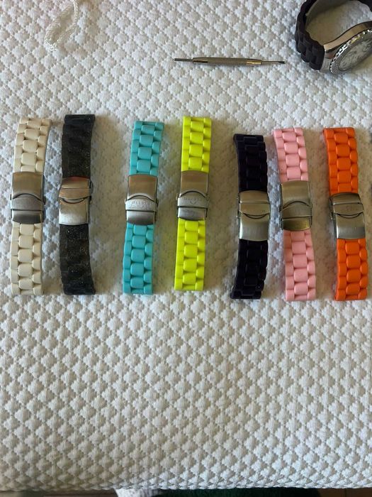 Relógio Electa em excelente estado,com várias braceletes e acessórios.
