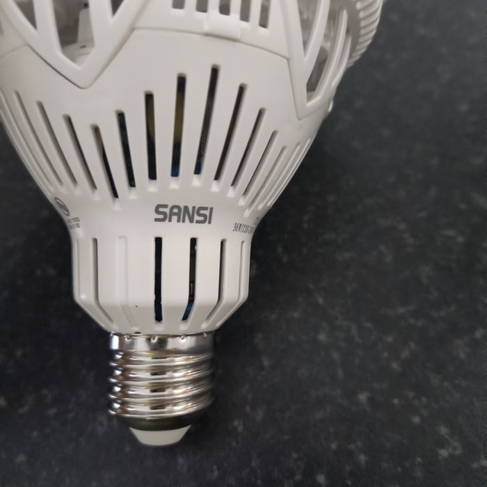 Sansi lampa LED        .