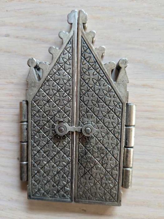 Wyjątkowy religijny tryptyk z metalu – styl vintage / retro