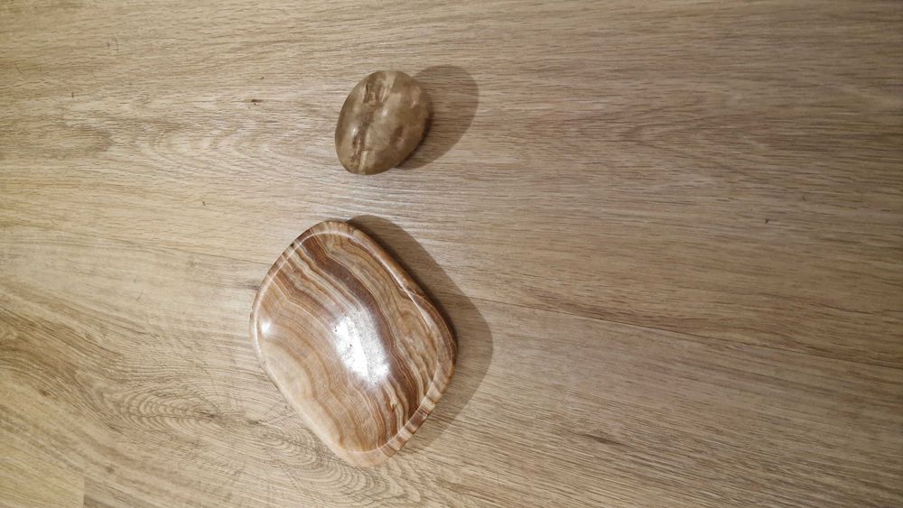 Przycisk kamienny do papieru z podstawą