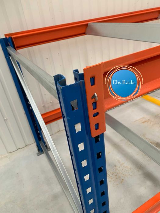 Bancada industrial com estrutura de estanteria pesada.