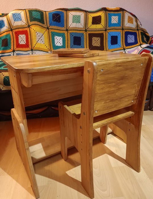 Парта з натурального дерева зі стільцем.