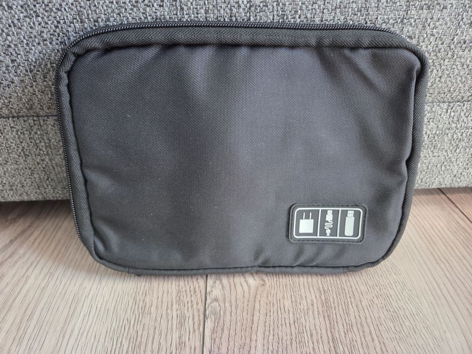 Case podróżny na kable i ładowarki
