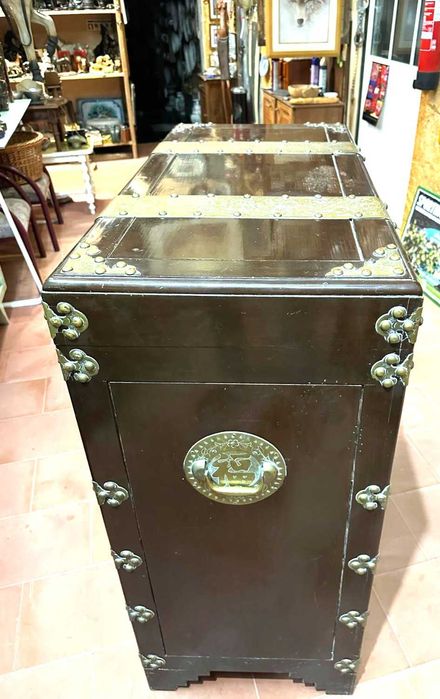 Comoda, antiguidade em madeira com ferragens em latão rendilhado,