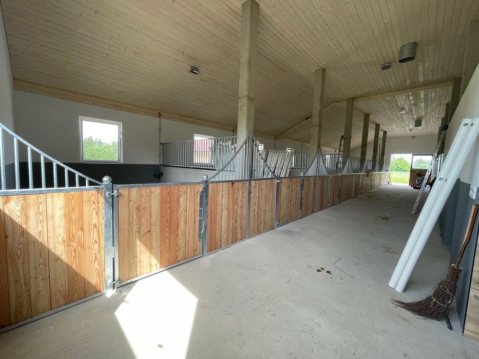 Boks dla konia, front boksu do stajni, boksy dla koni, stajnia fasada