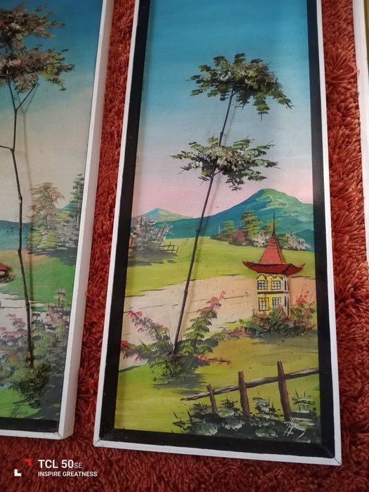 Coleção de três quadros muito antigos pintados a mão e com relevo.