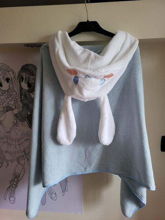 Cinnamoroll Sanrio – pluszowa narzutka / ponczo / kocyk z kapturem i uszami