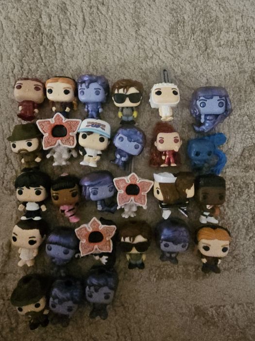 Фігурки кіндер джой дуже дивні справи