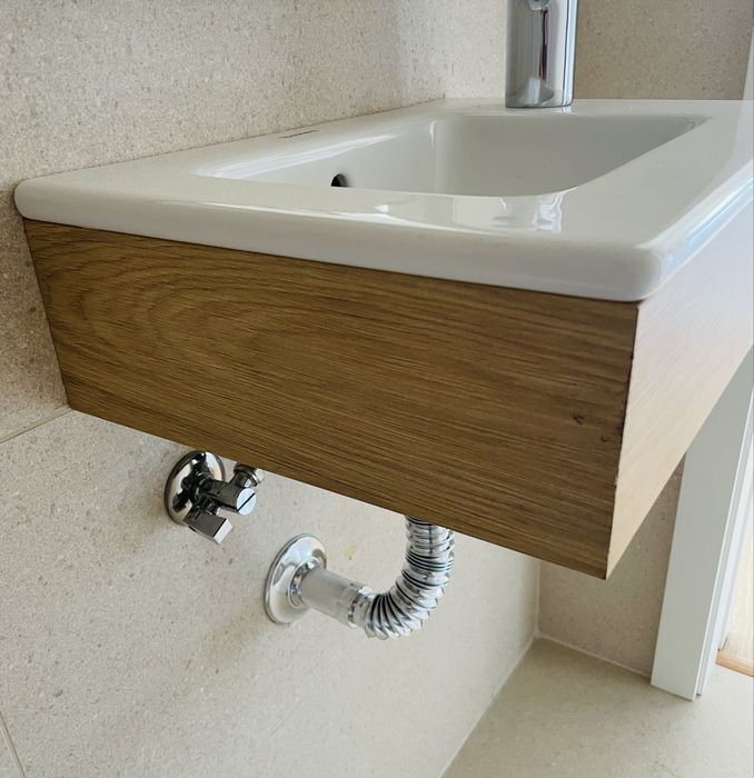 Pia de porcelana e madeira marca “Duravit”