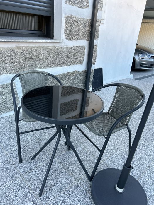 Guarda sol com mesa e cadeira