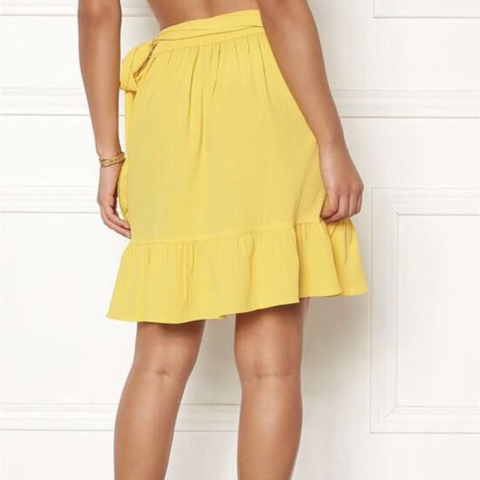 Жовта спідниця на запах з рюшами
