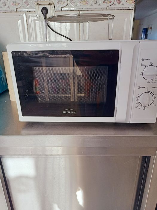 Micro-ondas 20L  em bom estado de conservação