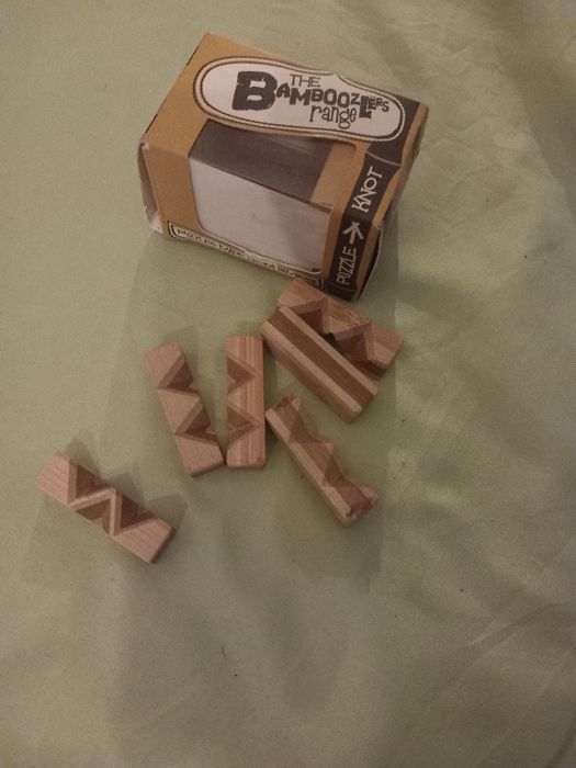 Quebra cabeças de madeira