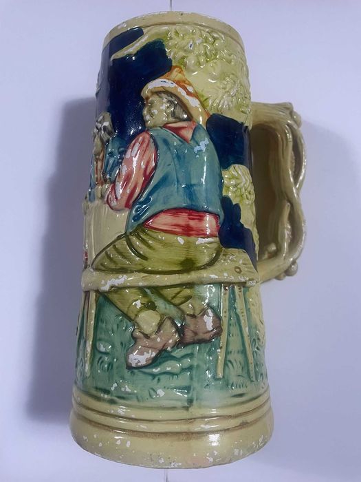 Jarro em louça policromático retratando cena de vivência em bar