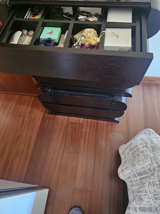 2 mesas cabeceira + porta Joias cada 75