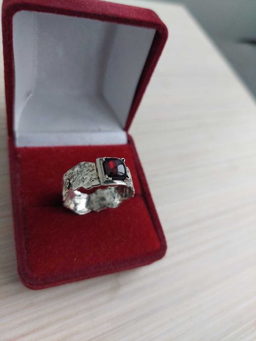 серебряное ,мужское,  грубое брутальное кольцо с натуральным гранатом