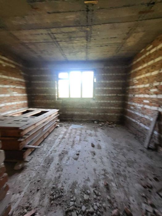 великий будинок з великою ділянкою(28сот) в с.Новий Милятин