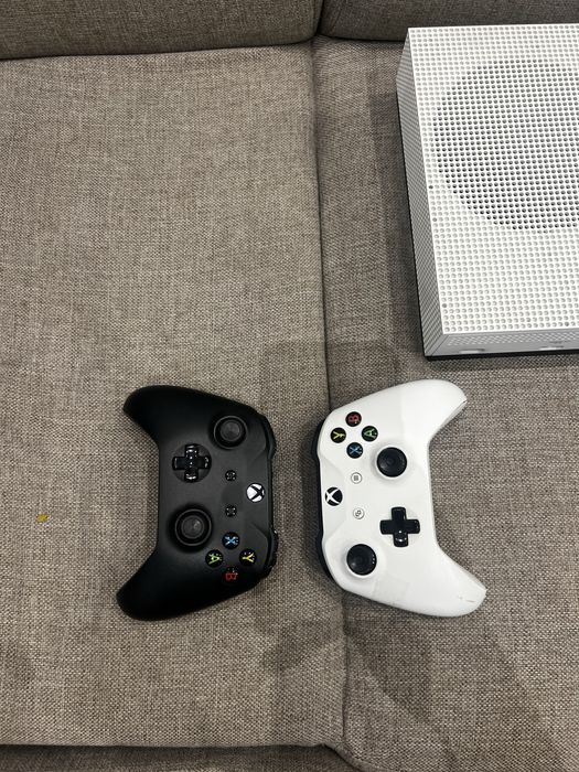 Xbox one s + 2 pady