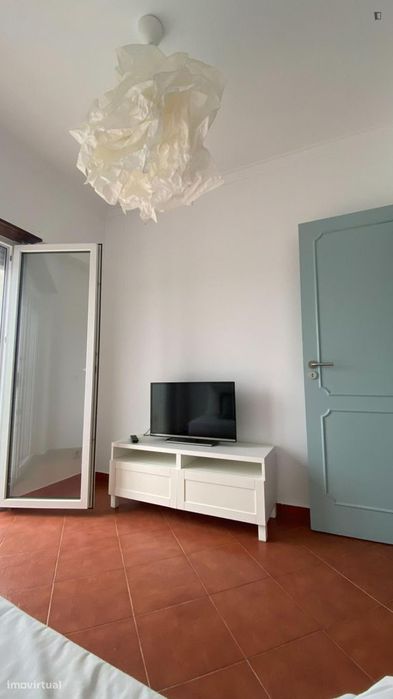 Quarto - localizado em Oeiras Lisbon