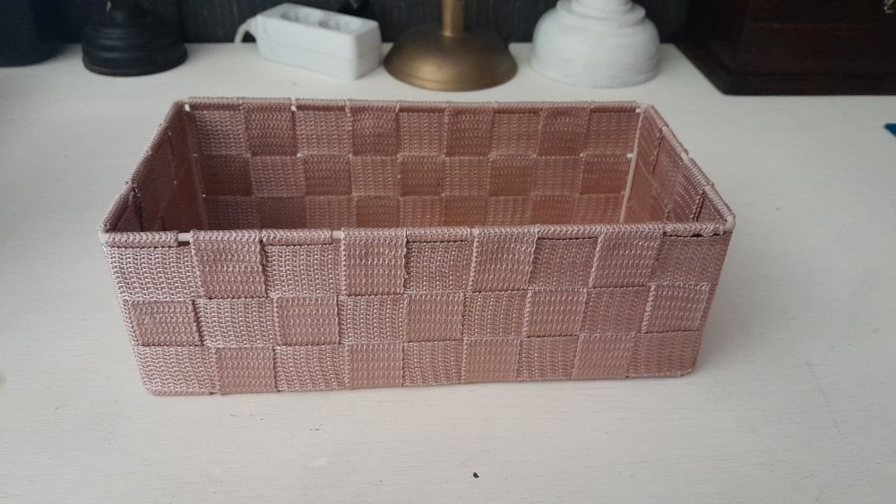 Cesto de arrumação ou decoração em tiras acetinadas entrançadas