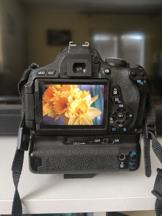 Aparat Canon 600d + Grip + 2 baterie!!