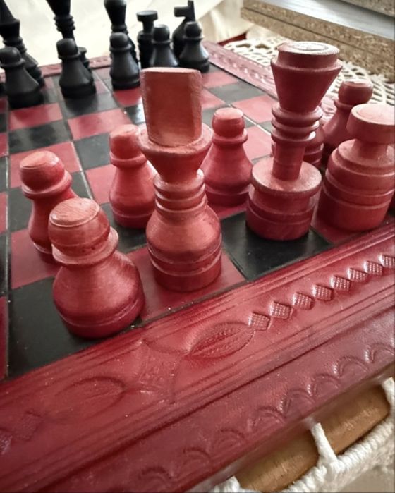 Jogo de Xadrez Vintage em Madeira com Moldura em Couro Trabalhado