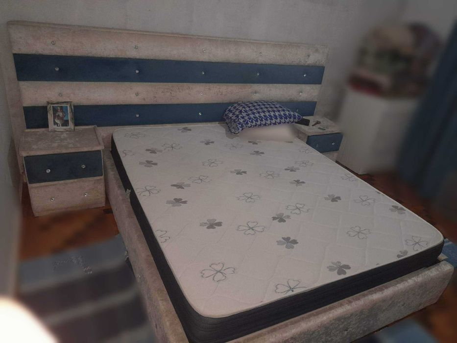 Cama de Casal com duas mesinhas de cabeceira em  veludo