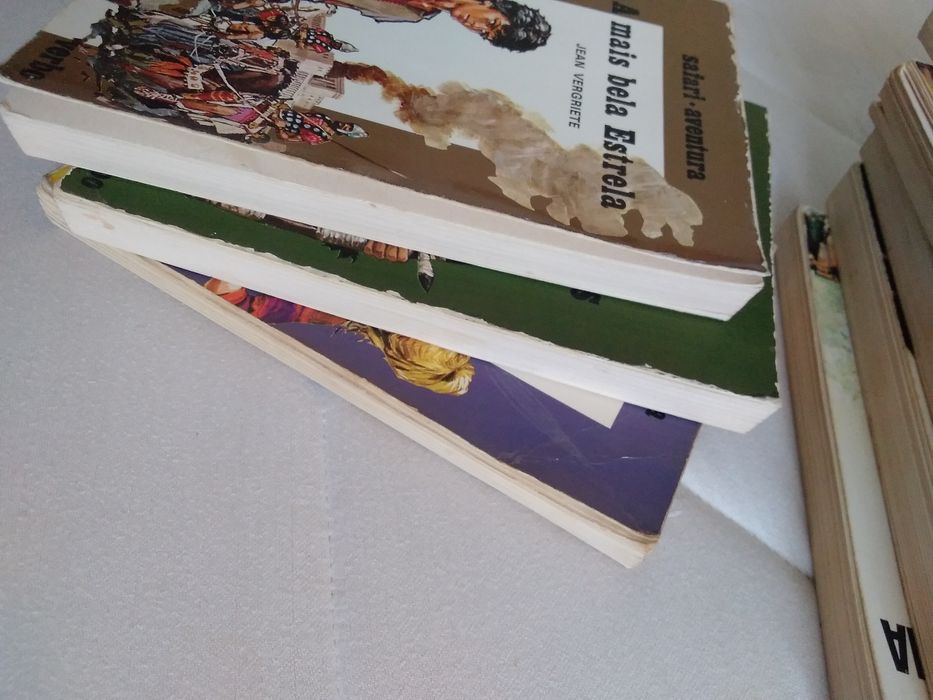 Alguns livros da coleção Série 15 Verbo ou Safari - Aventura