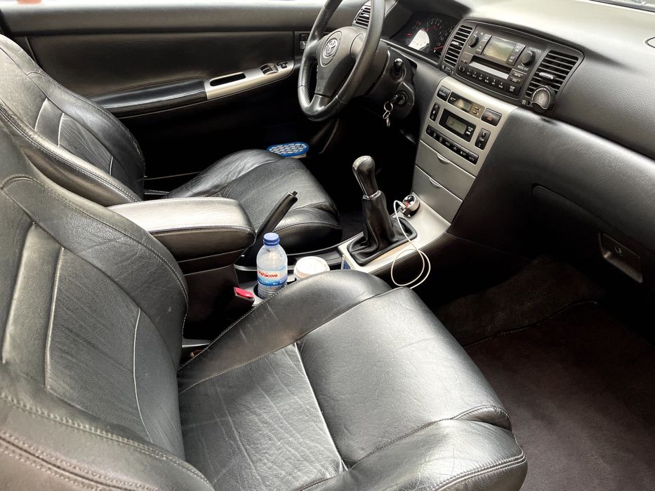 Toyota Corolla Hatchback E12U 1.4 VVT-i Full Extras + Jantes 16" + Bancos em Pele