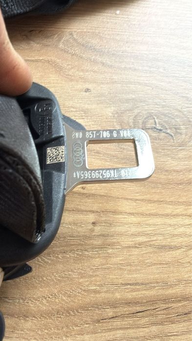 Pas prawy przód Audi 8w0857706G