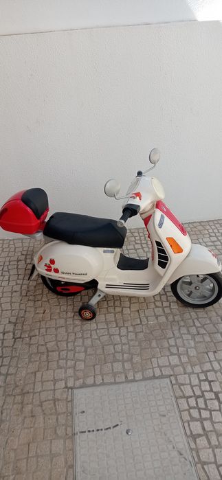 Vespa a bateria criança