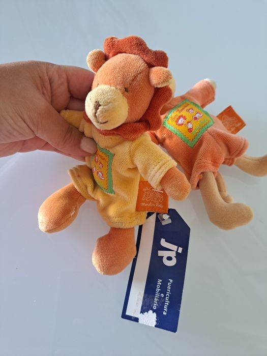 2 bonequinhos que fazem barulho