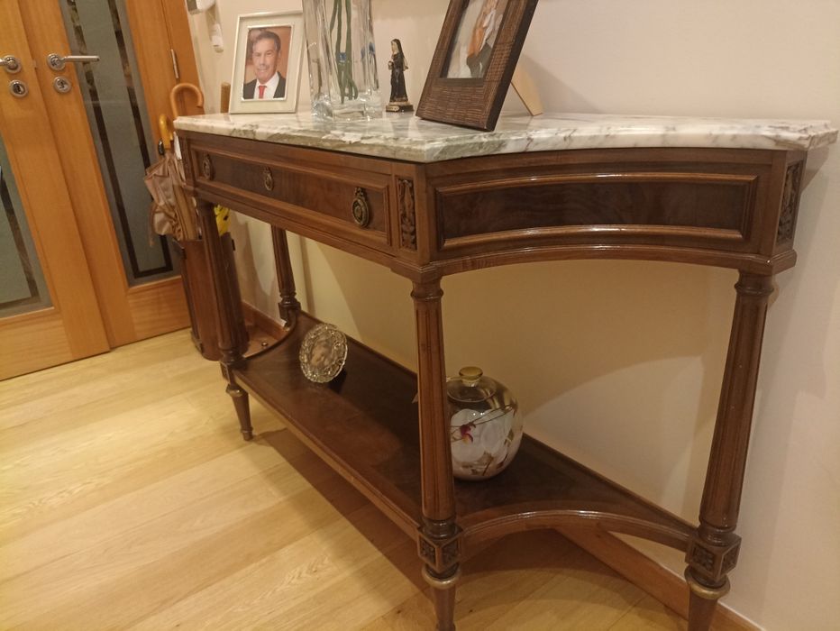 Móvel em madeira maciça e espelho