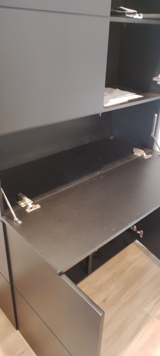 Secretária com arquivo, arrumação ou aparador.