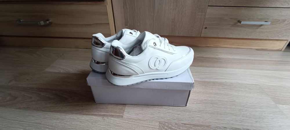 Nowe buty sneakersy białe r. 40, długość wkładki 26,5 cm