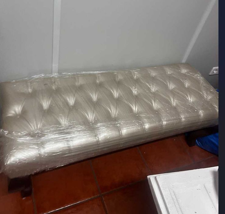 Banqueta capitoné 160 cm em tecido champagne com pés em nogueira