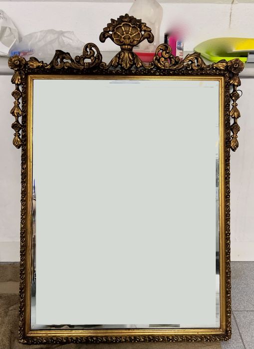 Espelho decorativo com moldura em madeira dourada