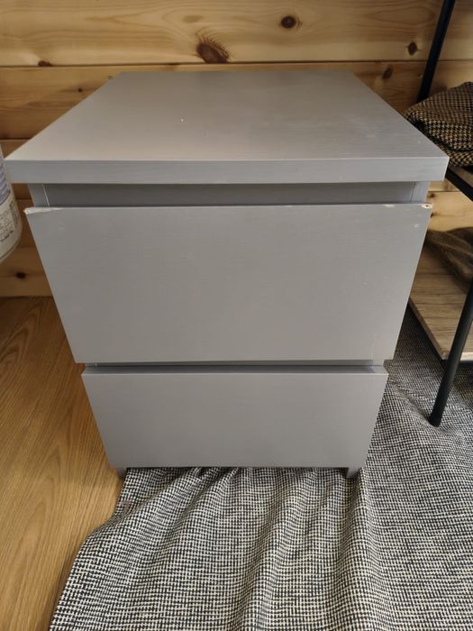 Mesinha de cabeceira com duas gavetas