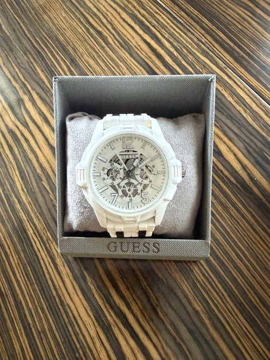 Часы известного американского бренда GUESS