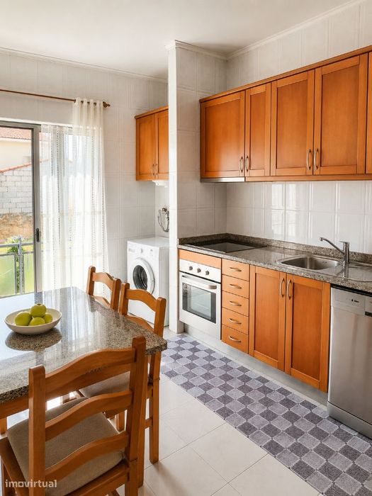 T2 com Garagem, Arrumos e Terraço e Jardim
