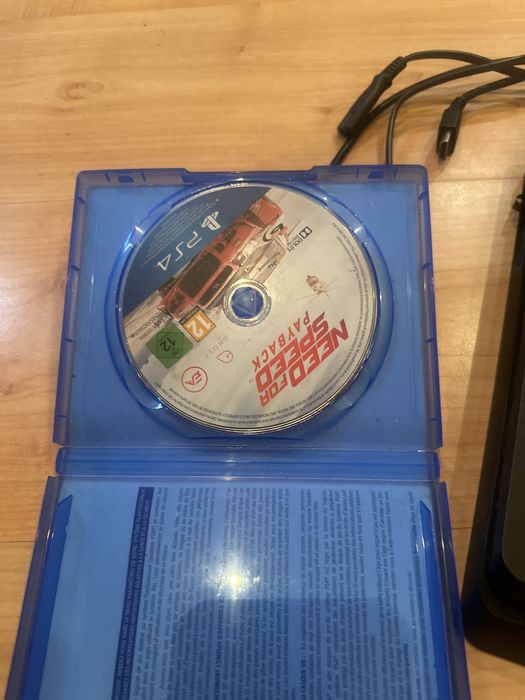 PlayStation 4 usado + 2 jogos inclusos com cabos e carregador