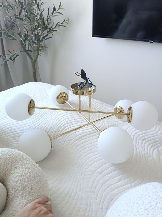 Złota lampa białe kule sufitowa wiszącą