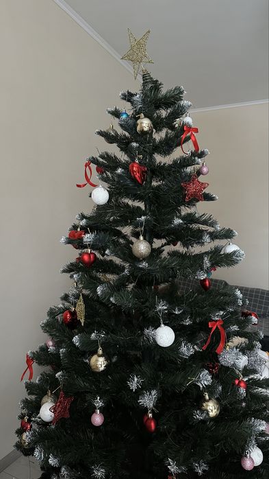 Ялинка штучна 180 см(продам з іграшками і гірляндами)
