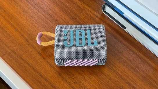 Nowy głośnik Bluetooth JBL GO 3 w kolorze szaro-różowym.