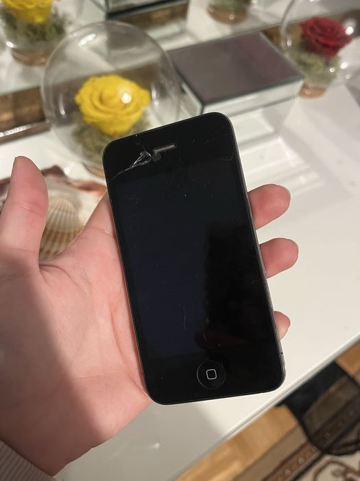 Vendo telemoveis antigos, iPhone 4 e iPhone SE