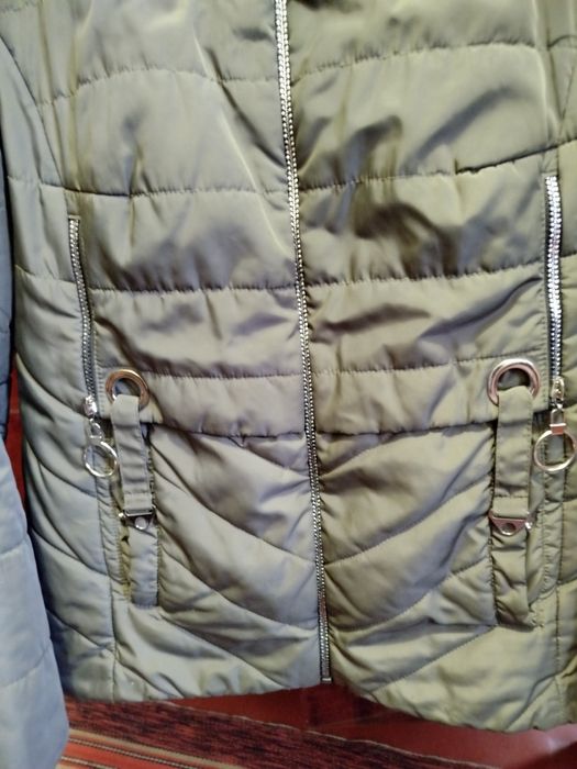 Весняна жіноча куртка