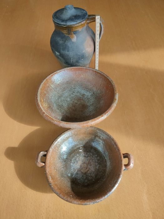 Conjunto de loiça antiga em cerâmica.