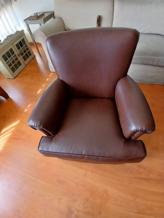 Poltrona  em Pele Natural com Detalhe de Tachas – Impecável