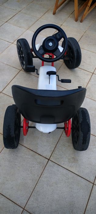Vendo kart / carro a pedais infantil