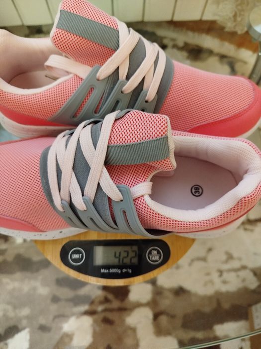 Кросівки жіночі. Нові.